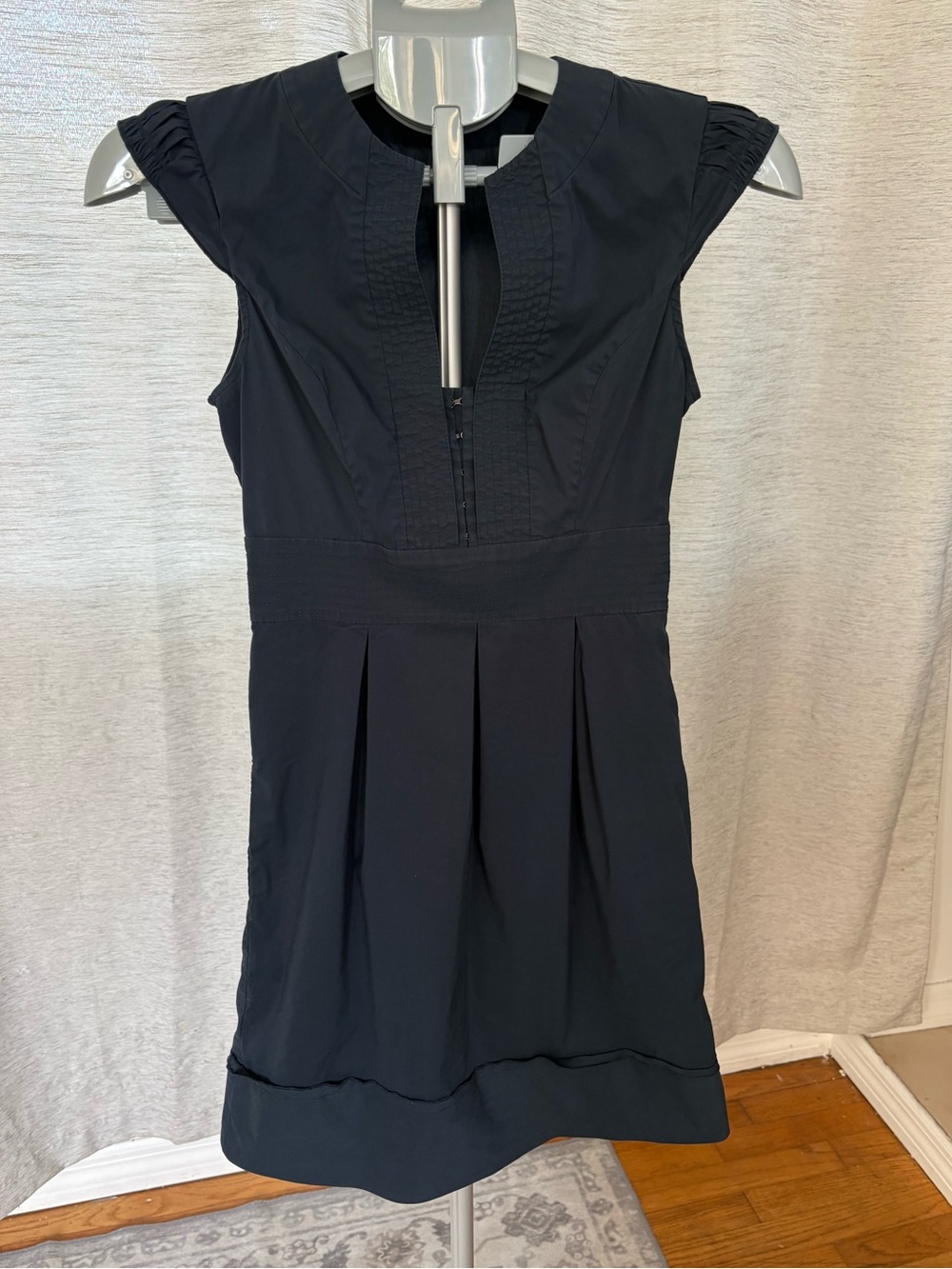BCBGMAXAZRIA Navy Blue Hook Eye Pleated Cap Sleeve Dress size XS